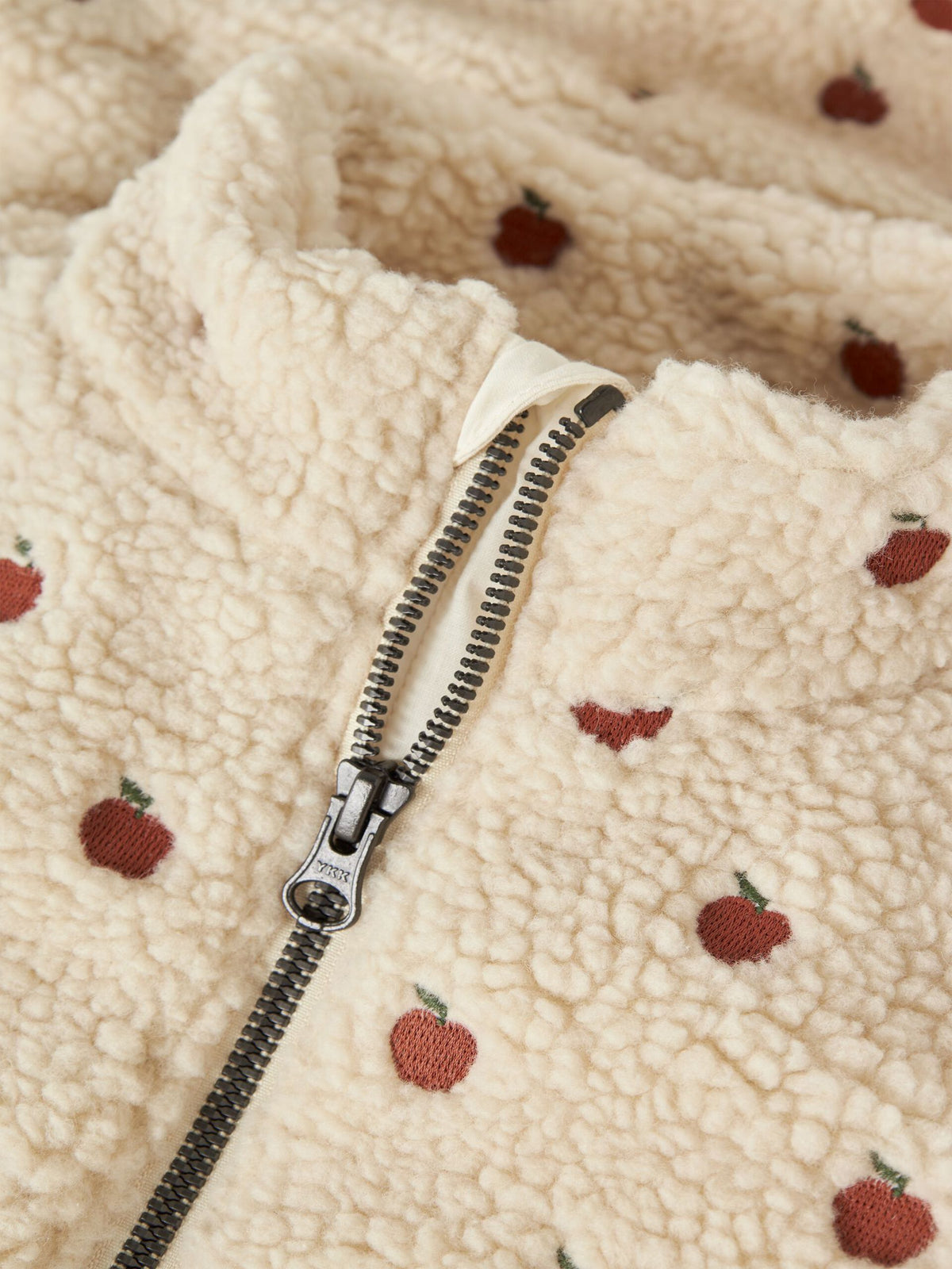 Lil’ Atelier Nalo Sia sherpa-jakke med eplemønster – Turtledove · APPLES