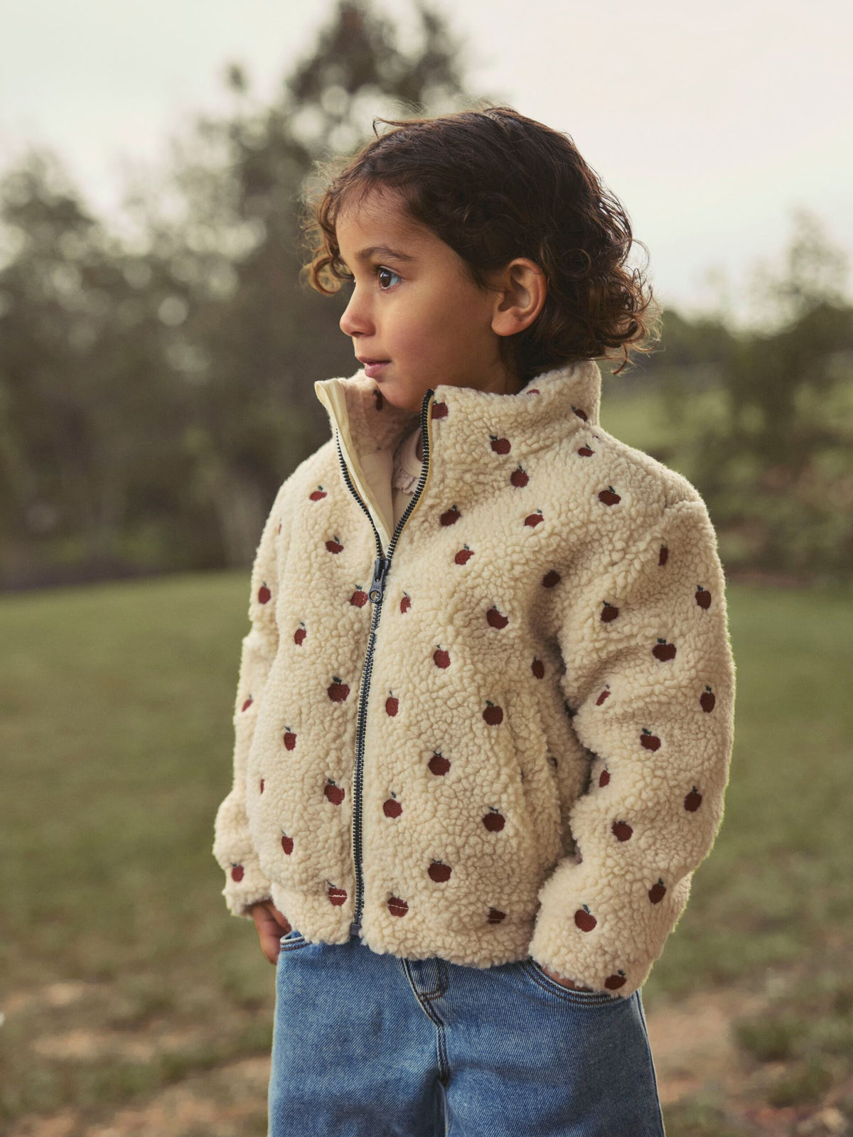 Lil’ Atelier Nalo Sia sherpa-jakke med eplemønster – Turtledove · APPLES