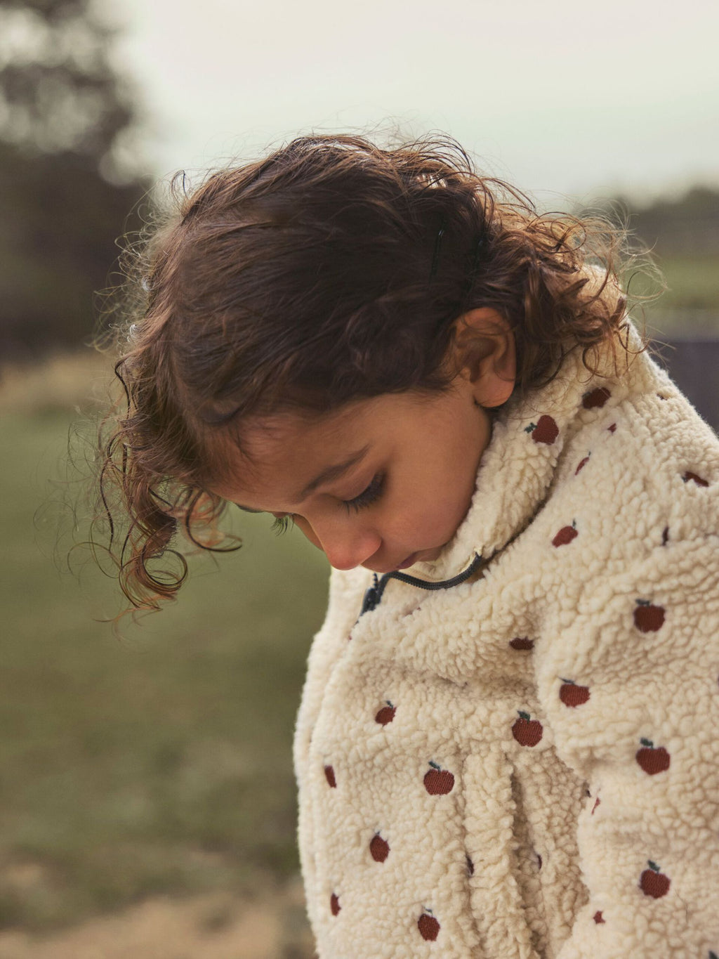 Lil’ Atelier Nalo Sia sherpa-jakke med eplemønster – Turtledove · APPLES