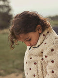 Lil’ Atelier Nalo Sia sherpa-jakke med eplemønster – Turtledove · APPLES