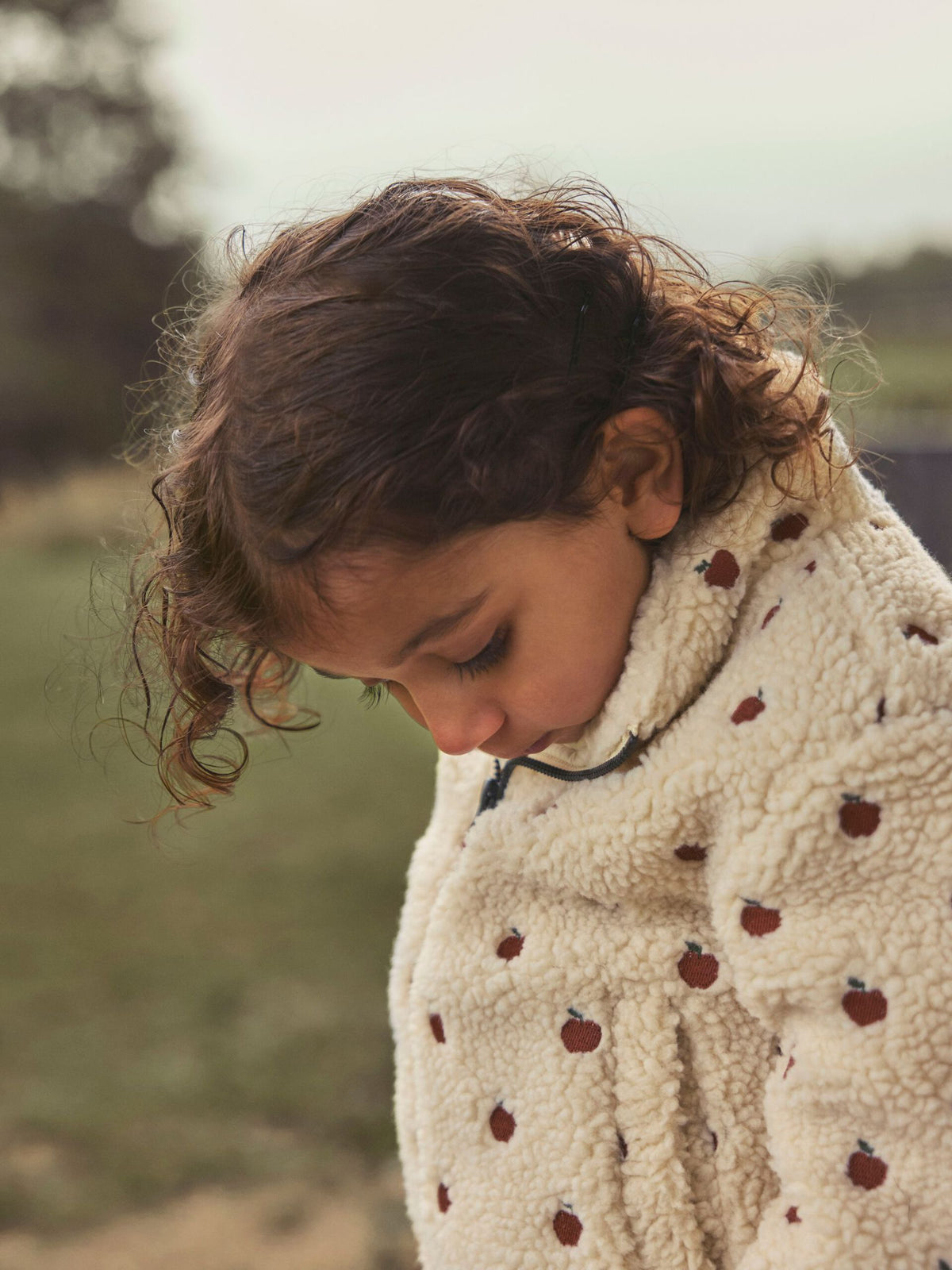 Lil’ Atelier Nalo Sia sherpa-jakke med eplemønster – Turtledove · APPLES
