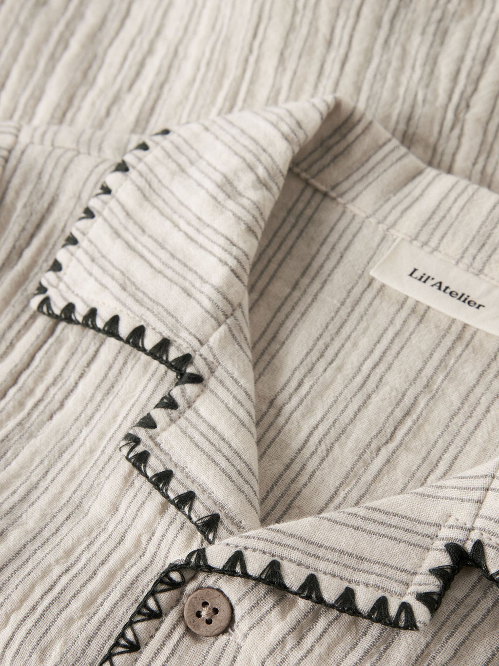 Lil’ Atelier Sage Nun pysjamassett – Turtledove · Mulled Basil