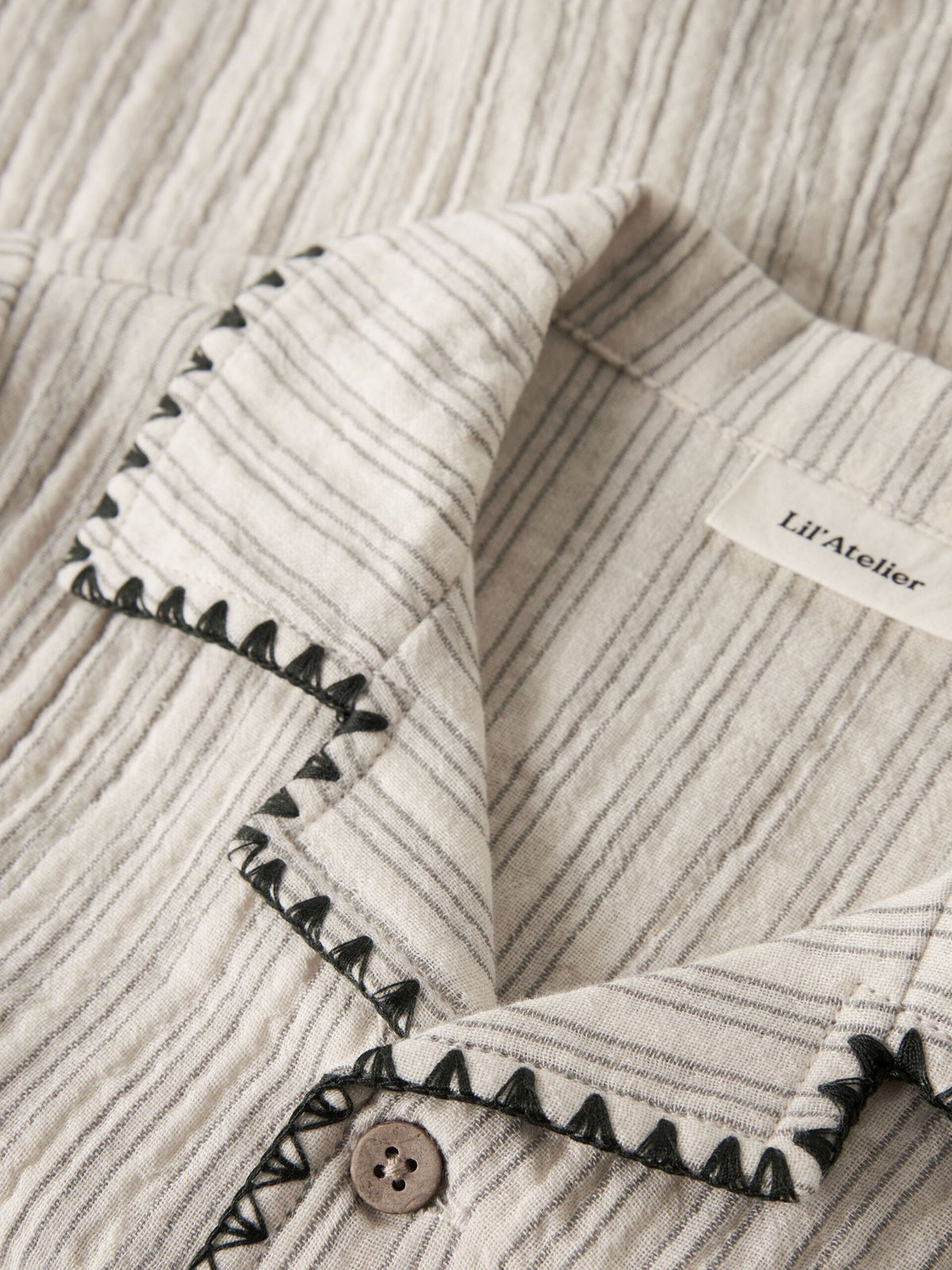 Lil’ Atelier Sage Nun pysjamassett – Turtledove · Mulled Basil
