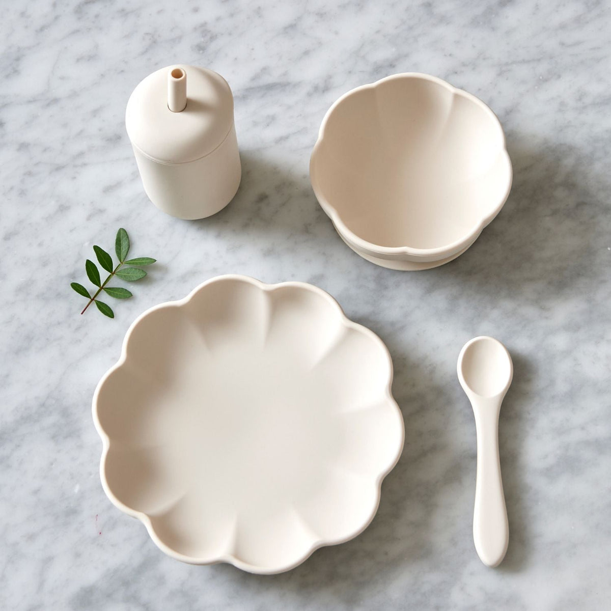 Jack o Juno Little Poppy Dining Set i Cream med tallerken, skål, kopp og skje