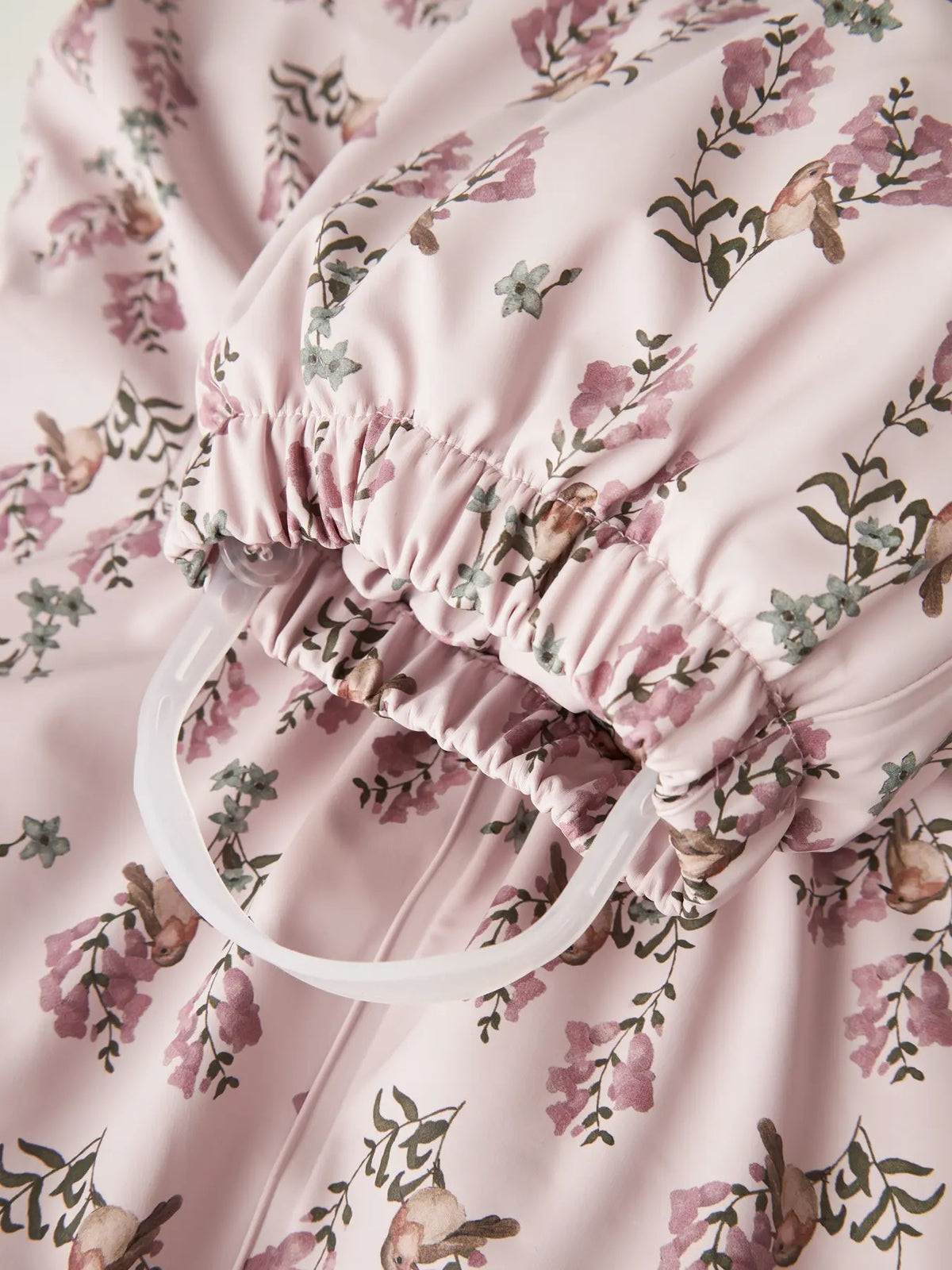 Detalj av benavslutning og fotstrikk på Lil’ Atelier Ladry10 dress