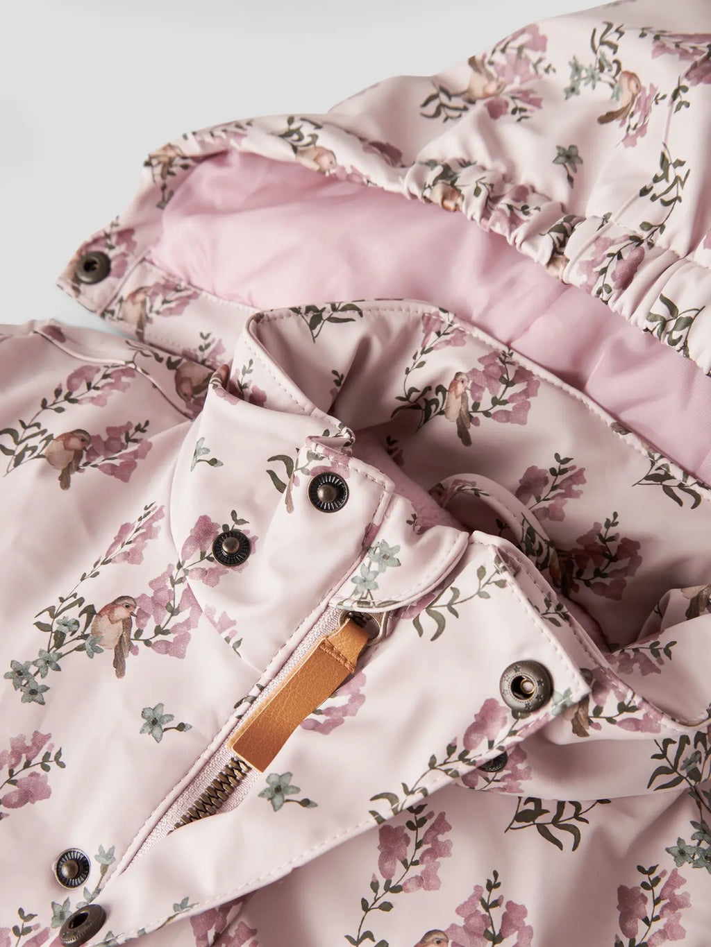 Detalj av hette, trykknapper og glidelås på Lil’ Atelier Ladry10 dress