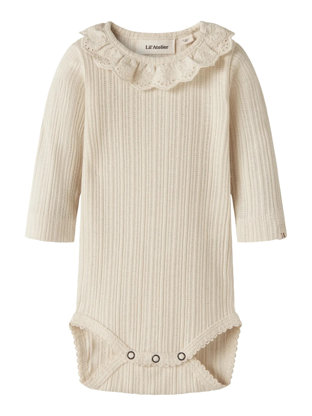 Lil’ Atelier Eluva langermet body i Turtledove med blondekrage, sett forfra