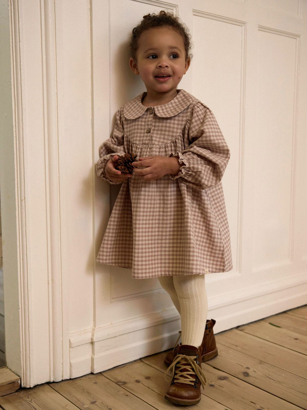 Lil’ Atelier Rebba-kjole Bark på modell