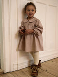 Lil’ Atelier Rebba-kjole Bark på modell