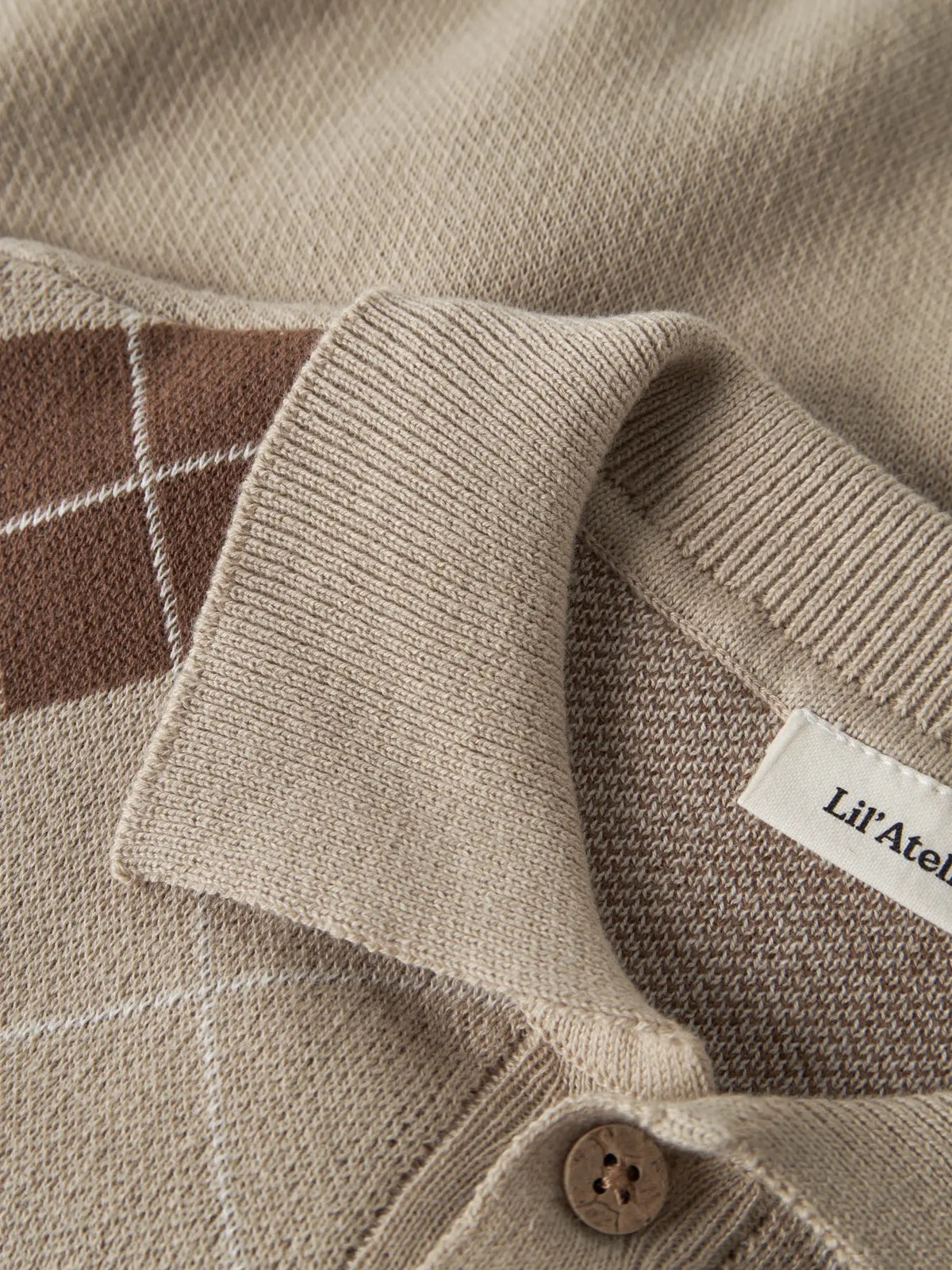 Detalj av krage, knapper og strikk på Lil’ Atelier Ronan polo i White Pepper