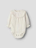 Lil’ Atelier Frosea Fik langermet romper i Turtledove med volanger, sett forfra