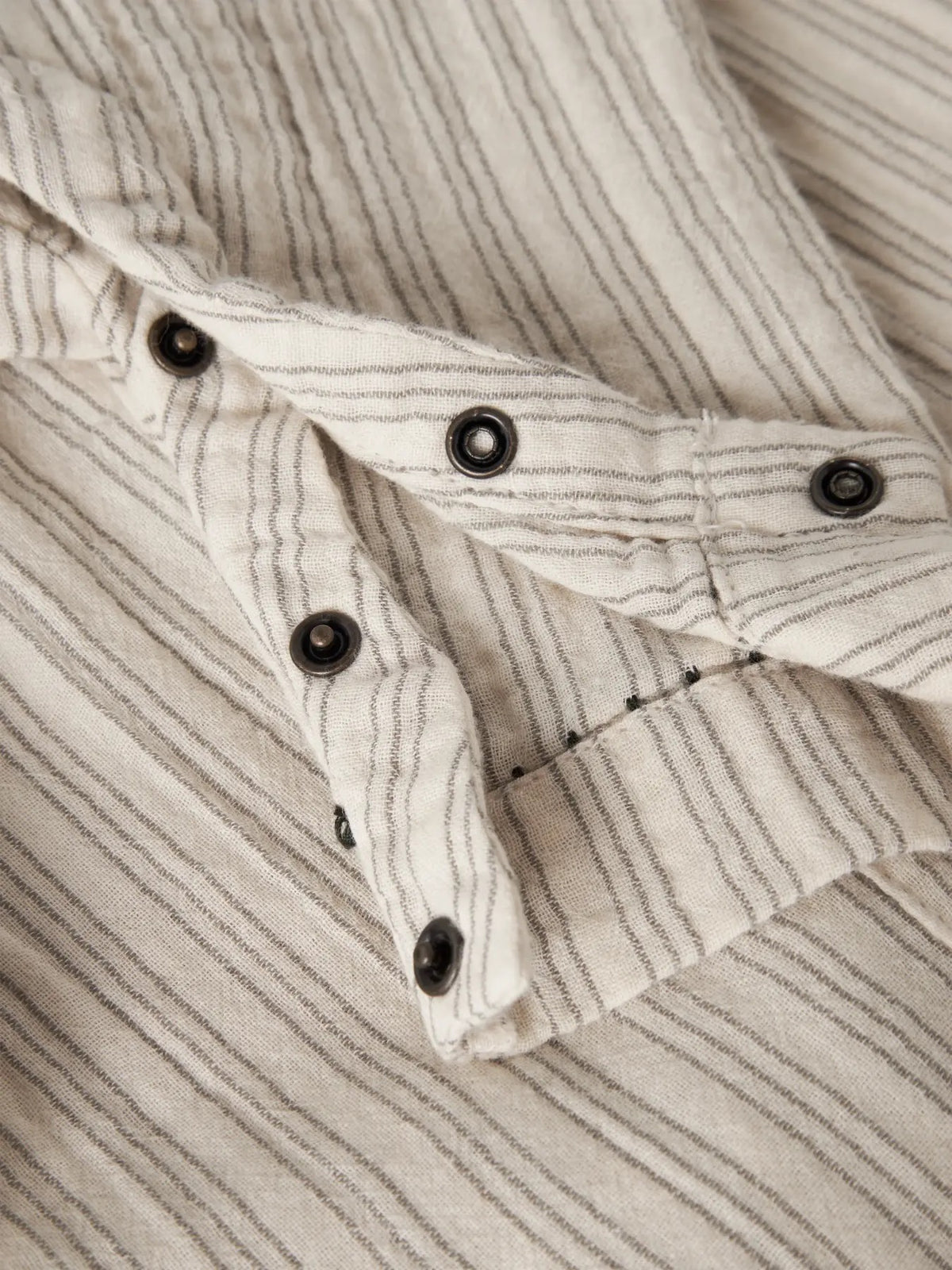 Detalj av stripet stoff og trykknapper på Lil’ Atelier Sage Nun pysjamasdress, modell 13262040