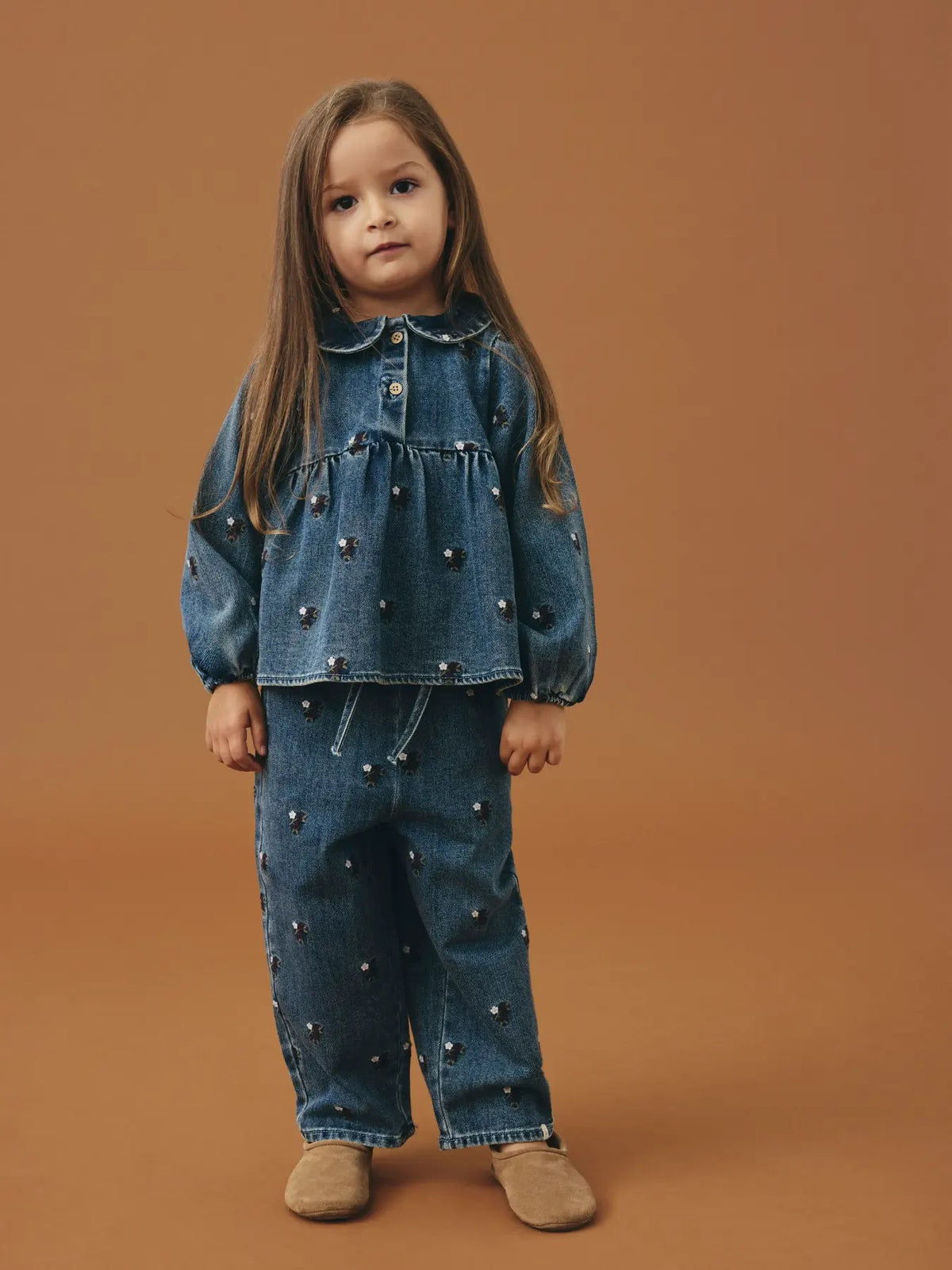 Lil’ Atelier Roberta denimskjorte med blomsterbroderi på modell, stylet med matchende denimbukse