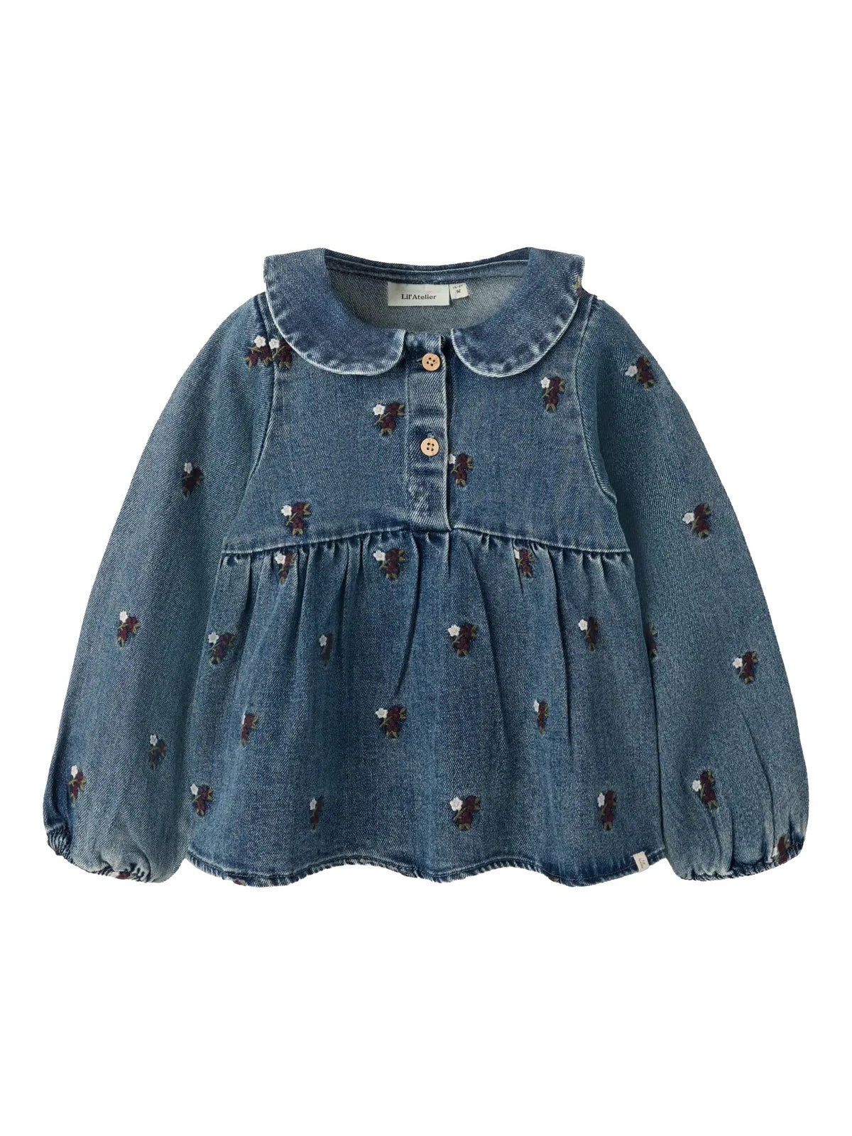 Lil’ Atelier Roberta denimskjorte med blomsterbroderi, Dark Blue Denim, sett forfra