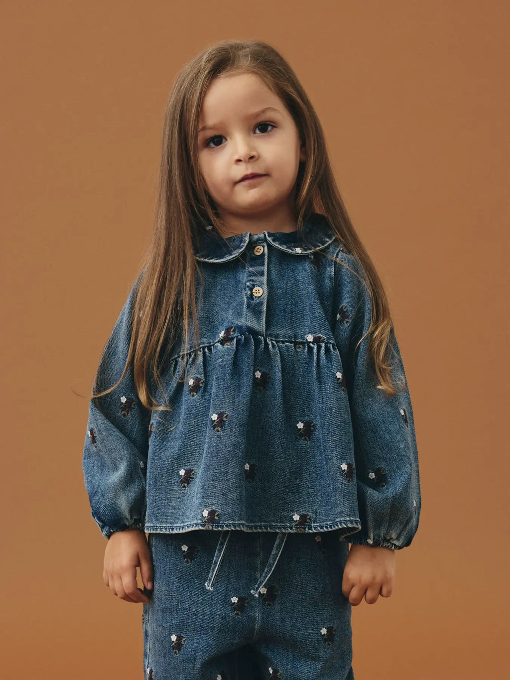 Lil’ Atelier Roberta denimskjorte med blomsterbroderi vist på modell