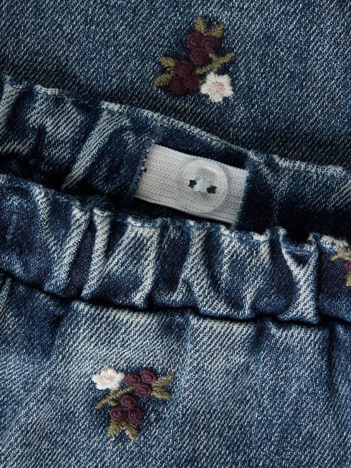 Detalj av justerbar midje og blomsterbroderi på Lil’ Atelier Roberta barrel jeans