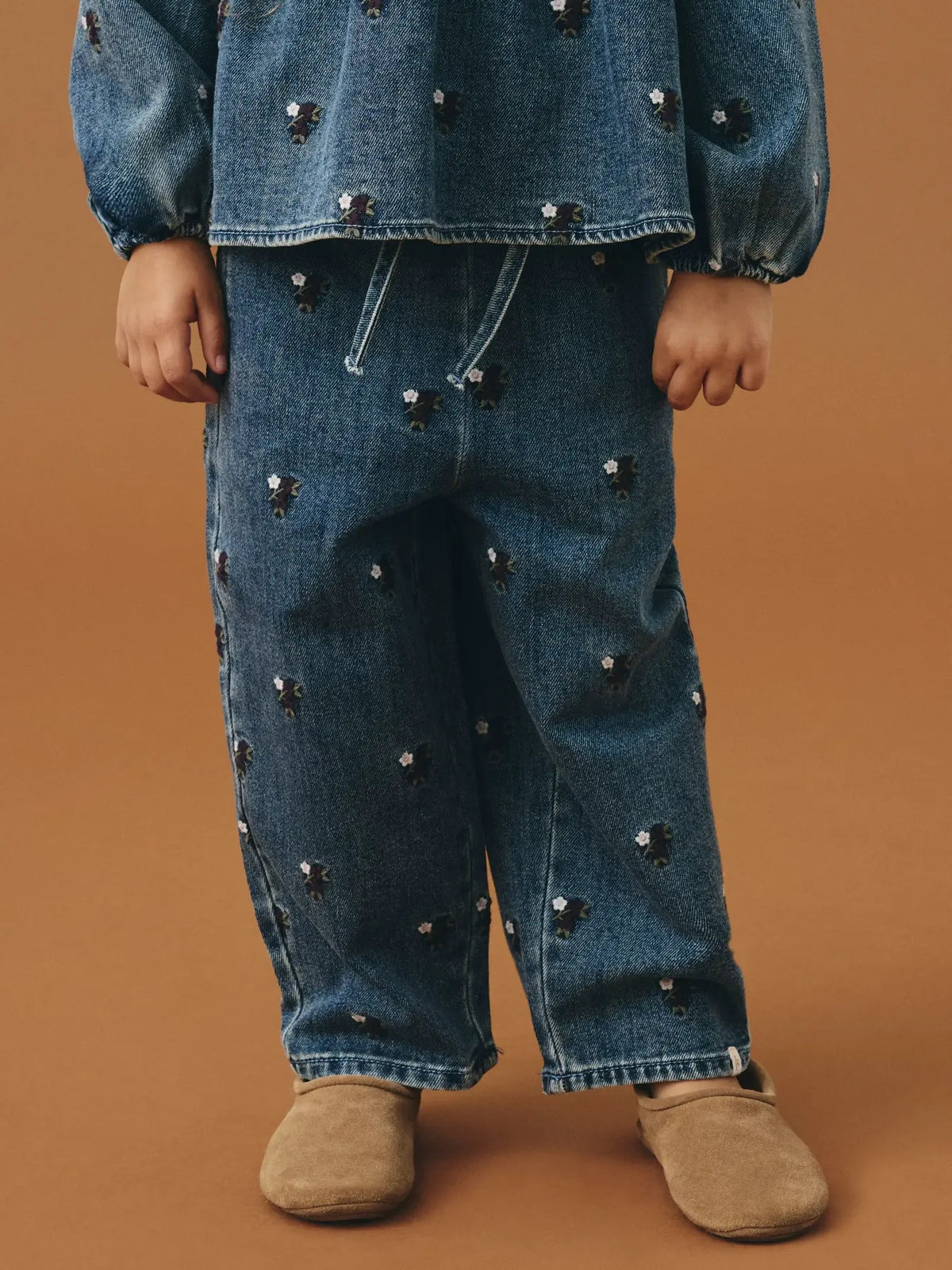 Lil’ Atelier Roberta barrel jeans med blomsterbroderi vist på modell